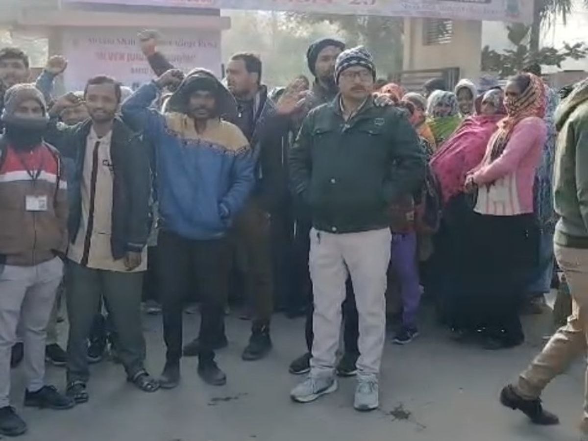 Rewa News: संजय गांधी अस्पताल में वेतन संकट, 1200 आउटसोर्स कर्मचारी धरने पर