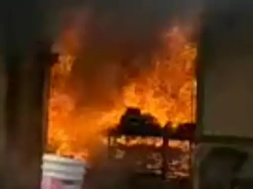 Satna News: सतना में फैला दहशत, कोठी बाजार में पेट्रोल डालकर आगजनी की कोशिश