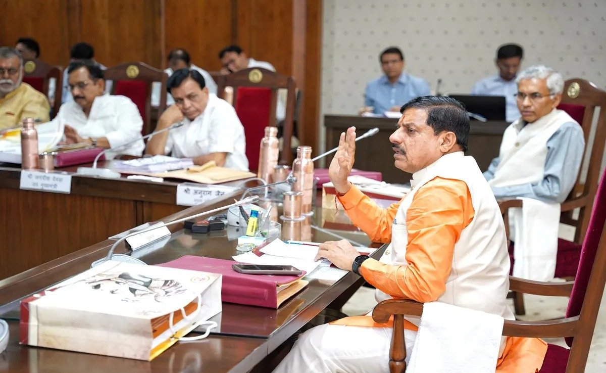 Indaur News: मोहन सरकार का बड़ा फैसला, इंदौर नगर निगम कमिश्नर और अधिकारी हटाए गए
