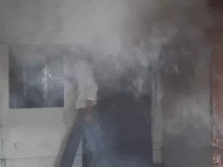 Rewa News: बाणसागर कॉलोनी में शॉर्ट सर्किट से लगी आग, बड़ा हादसा टला