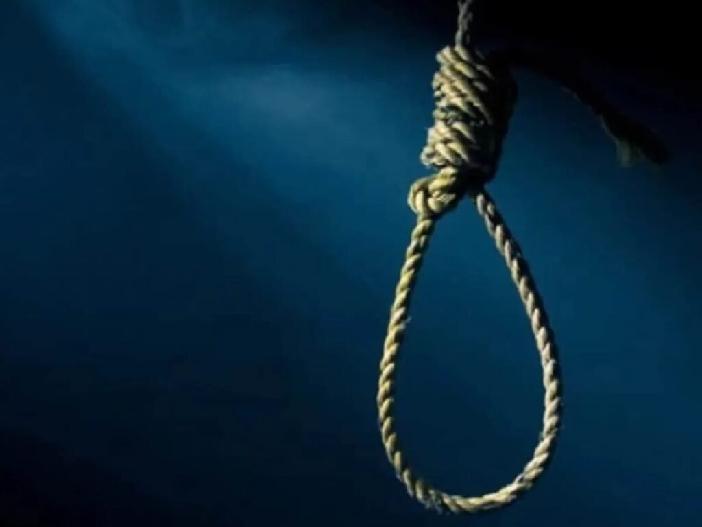 MP News: दमोह में दिल दहला देने वाला मामला, पति-पत्नी और बेटी फंदे पर लटके मिले