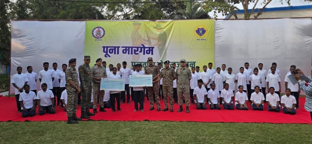 CG News: बीजापुर में नक्सल मोर्चे पर बड़ी कामयाबी, 52 माओवादियों ने किया सरेंडर