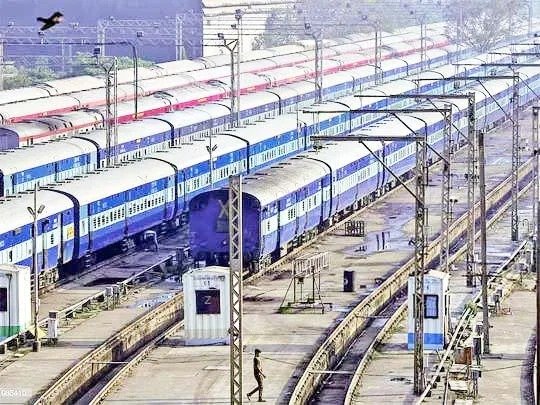 CG News: जबलपुर–रायपुर इंटरसिटी एक्सप्रेस अब बनी मूकमाटी एक्सप्रेस, आचार्य विद्यासागर जी महाराज की स्मृति में हुआ नामकरण