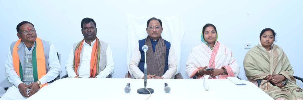 CG News: सूरजपुर दौरे पर मुख्यमंत्री साय का संदेश, योजनाओं के प्रभावी क्रियान्वयन और मैदानी कार्यप्रणाली पर दिया जोर