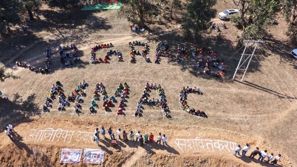 CG News: करमरी बना आत्मनिर्भर भारत की मिसाल, मानव श्रृंखला से दिया विकास का संदेश