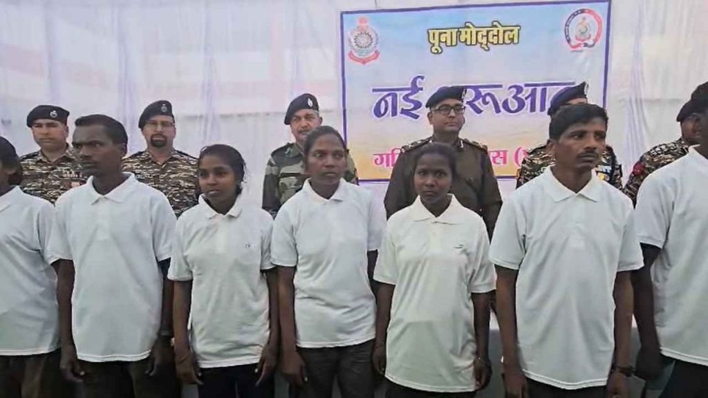 CG News: गरियाबंद में नक्सल गतिविधियों को बड़ा झटका, 9 नक्सलियों का सामूहिक आत्मसमर्पण