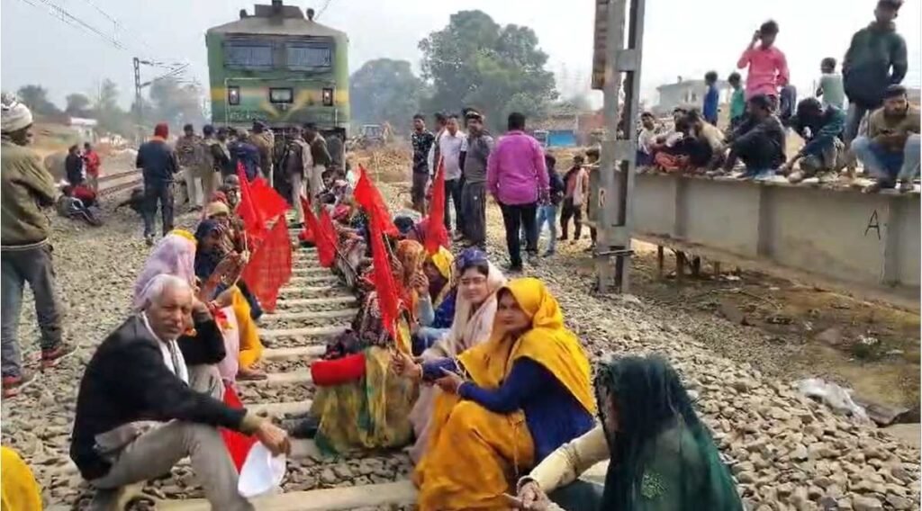 MP News: सीधी जिले में ट्रेन ठहराव की मांग को लेकर महिलाओं सहित ग्रामीणों का प्रदर्शन