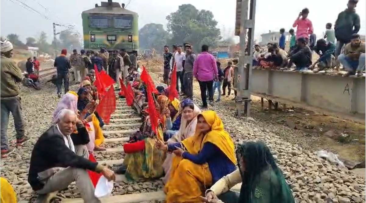 MP News: सीधी जिले में ट्रेन ठहराव की मांग को लेकर महिलाओं सहित ग्रामीणों का प्रदर्शन