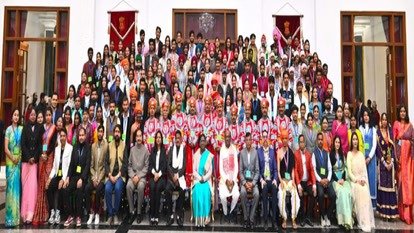 CG News: राष्ट्रपति भवन में छत्तीसगढ़ कलाकारों से मिलीं द्रौपदी मुर्मू, कहा - छत्तीसगढ़ की झांकी जनजातीय संस्कृति का जीवंत प्रतीक