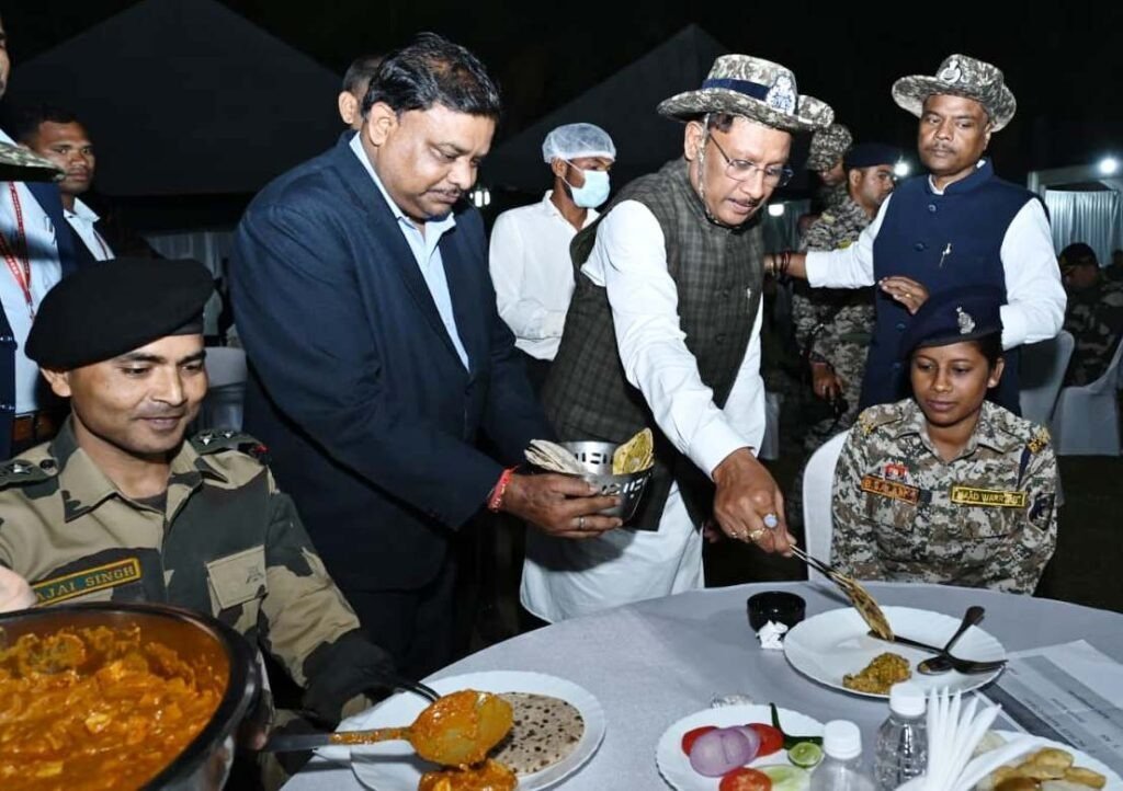 CG News: मुख्यमंत्री विष्णु देव साय ने जवानों संग किया रात्रि भोज, बस्तर में शांति और सुरक्षा का संदेश