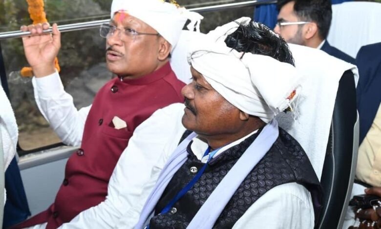 CG News: मुख्यमंत्री ने ग्रामीणों के साथ बस में की यात्रा, सुदूर गांवों को मिली सुविधा