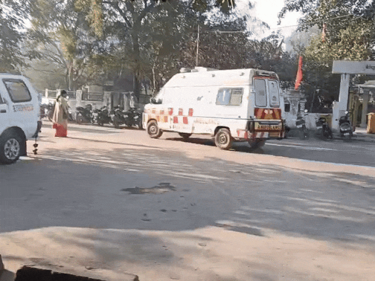 Rewa News: रीवा में सड़क हादसा, बाइक और एम्बुलेंस की टक्कर में एक युवक की मौत दूसरा घायल