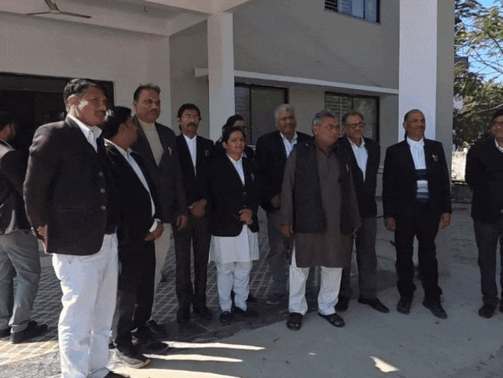 Rewa News: रीवा में अधिवक्ताओं ने थाना प्रभारी पर हिंसक व्यवहार का लगाया आरोप