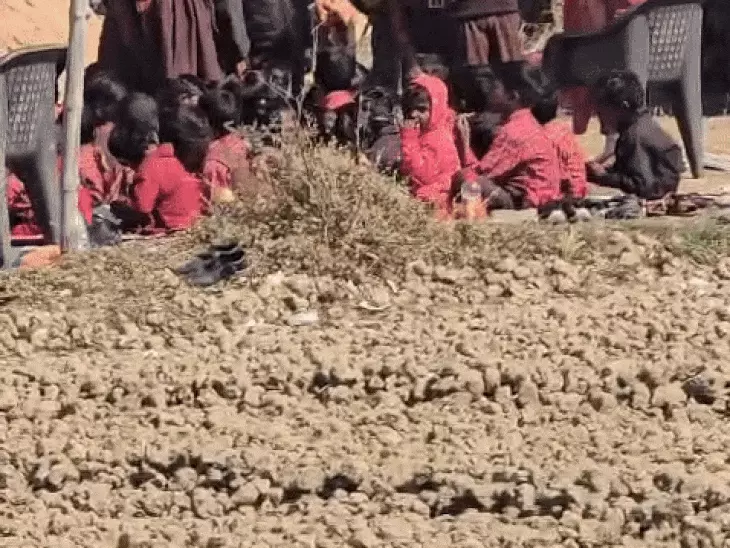 Rewa News: रीवा स्कूल में बच्चों की सेहत पर संकट, सड़ा आटा मिलने पर राशन हुआ सील