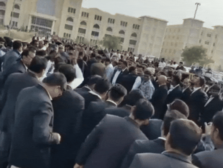 Rewa News: रीवा न्यायालय में सुविधाओं को लेकर वकीलों का उग्र प्रदर्शन