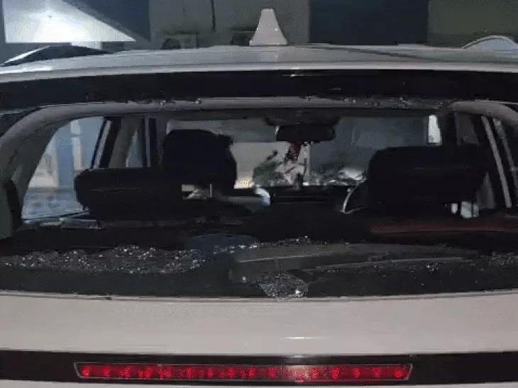 Rewa News: रीवा के शिल्पी प्लाजा में बाइक सवारों ने पांच वाहनों के शीशे तोड़े