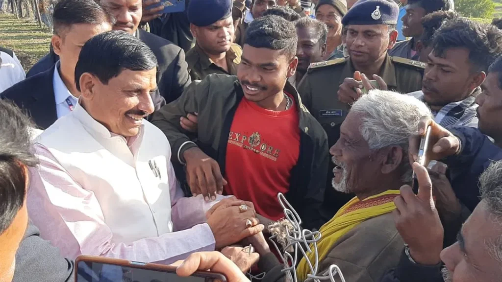 MP News: CM मोहन का अचानक दौरा, ग्रामीणों की समस्याएं जमीं पर सुलझीं