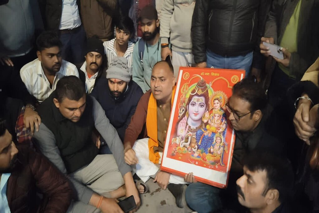 Rewa News: रीवा में शिव बारात को लेकर तनाव, पोस्टर हटाने पर फूटा जनाक्रोश