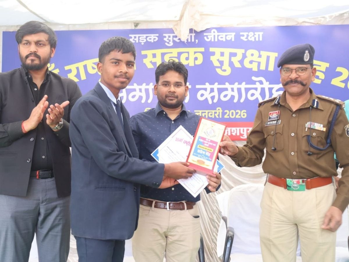 Jashpur News: जशपुर में सड़क सुरक्षा माह का समापन, 24×7 हाइवे पेट्रोलिंग वाहन को दिखाई गई हरी झंडी