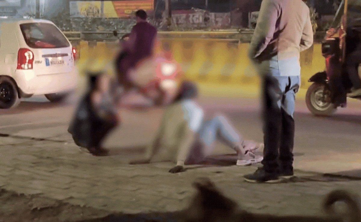 Rewa News: रीवा शराब के नशे में दो युवतियों ने सड़क पर मचाया उत्पात, पुलिस ने काबू पाया