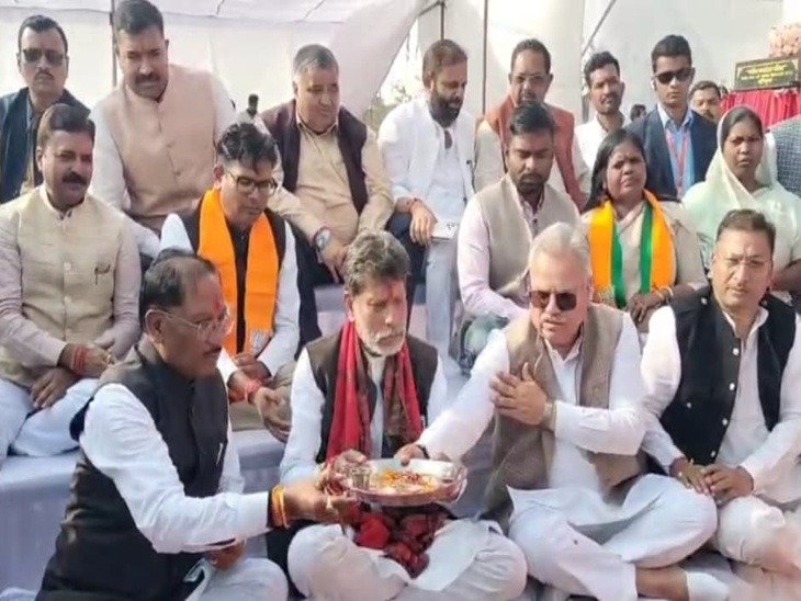 CG News: अंबिकापुर में मुख्यमंत्री विष्णु देव साय ने भाजपा कार्यालय की आधारशिला रखी, कहा—आज का दिन ऐतिहासिक