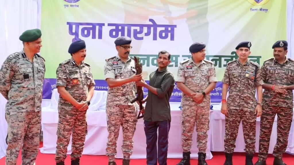 CG News: बीजापुर में बड़ा सरेंडर, 54 लाख के इनामी 12 माओवादियों ने डाले हथियार