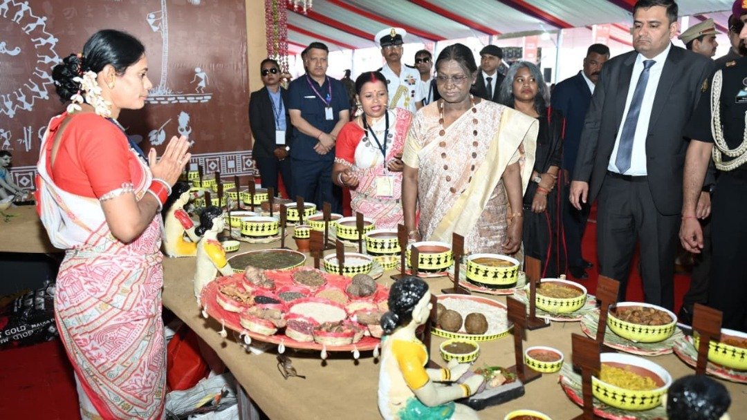 CG News: बस्तर पंडुम में राष्ट्रपति द्रौपदी मुर्मु ने किया जनजातीय कला, परंपराओं और स्थानीय उत्पादों का अवलोकन
