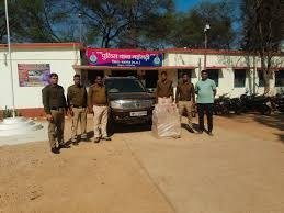 Mauganj News: मऊगंज में तस्करी से पहले ही पुलिस का एक्शन, सफारी वाहन से हजारों की शराब जब्त