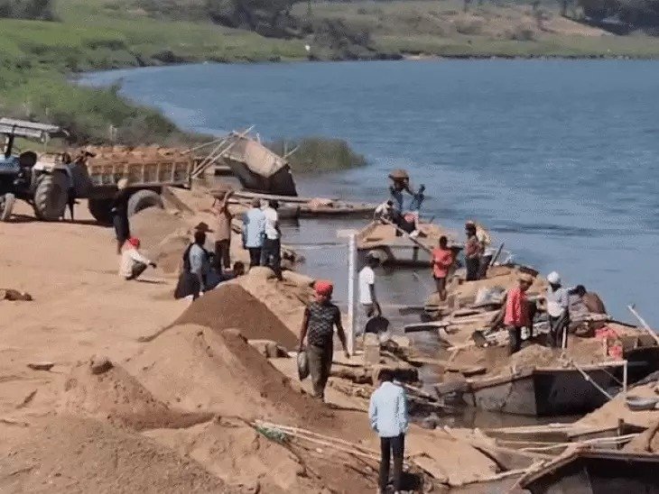 Rewa News: रीवा में बेलन नदी में खुलेआम अवैध रेत उत्खनन, सिस्टम की चुप्पी पर सवाल