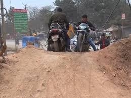 Rewa News: इटौरा बायपास का डायवर्सन बना खतरा, 3 फीट ऊंचा ब्रेकर बना हादसों की वजह