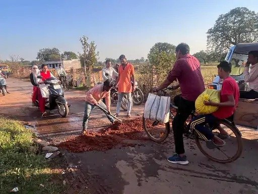 Rewa News: रीवा में भठवा-गढ़ लिंक रोड बदहाल, ग्रामीणों ने खुद भरे गड्ढे