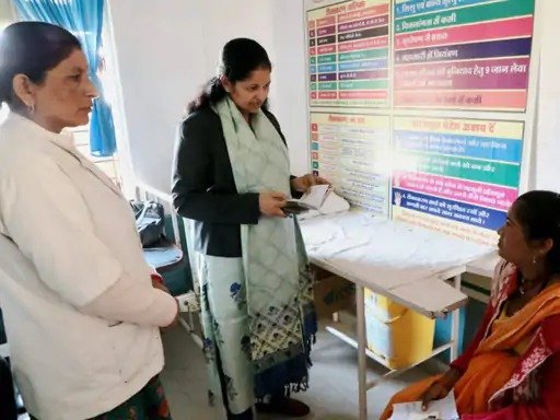 Rewa News: रीवा में सामुदायिक स्वास्थ्य केंद्र बैकुंठपुर में कलेक्टर का औचक निरीक्षण