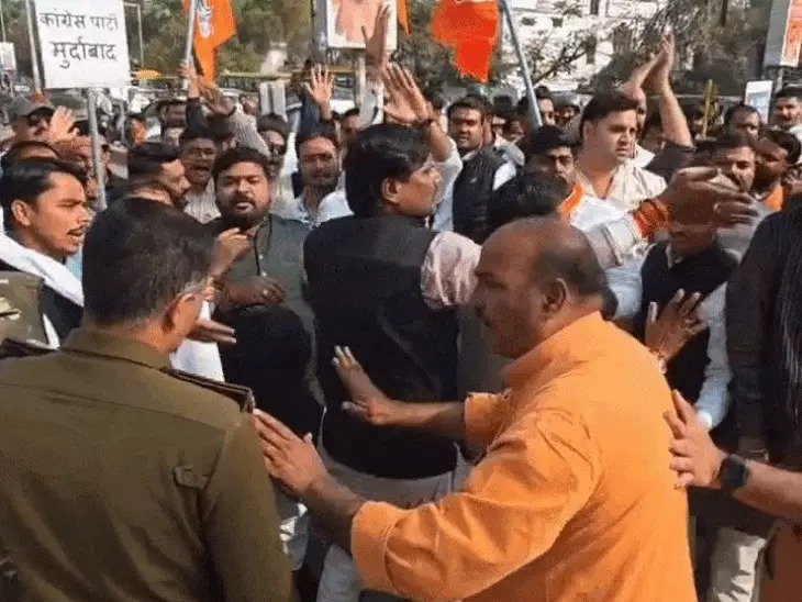Rewa News: रीवा में भाजपा-कांग्रेस आमने-सामने, पुलिस की सतर्कता से टला टकराव