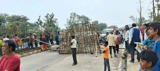 Rewa News: रीवा में अतिक्रमण हटाने की कार्रवाई पर बवाल, NH-39 पर चक्का जाम से घंटों यातायात प्रभावित