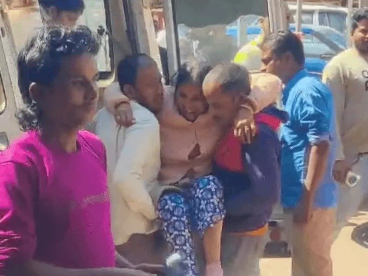 Satna News: सतना जिला अस्पताल में स्ट्रेचर संकट, परिजनों की बढ़ी परेशानी