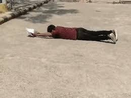 Rewa News: रीवा में अधूरी सड़क-पुल के लिए युवक ने किया कलेक्टर कार्यालय में अनोखा प्रदर्शन, 15 मार्च तक चेतावनी