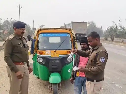 Mauganj News: मऊगंज में ट्रैफिक नियम तोड़ने वालों पर शिकंजा,166 चालको पर कार्रवाई