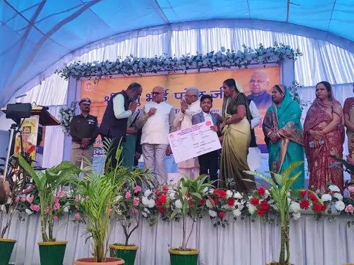 Sidhi News: राज्यपाल मंगू भाई पटेल का सीधी दौरा, जनजातीय गांवों में पहुंचकर सुनी समस्याएं