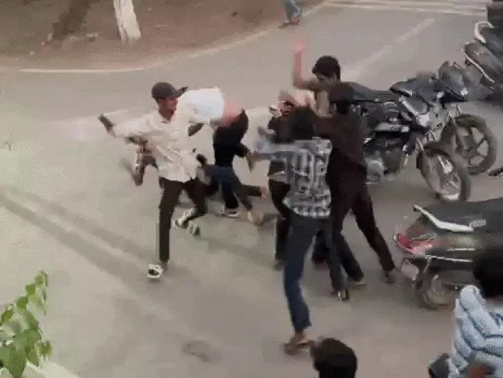 Rewa News: रीवा के नेहरू नगर में दिनदहाड़े छात्रों के दो गुटों में मारपीट, बेल्ट से हमला