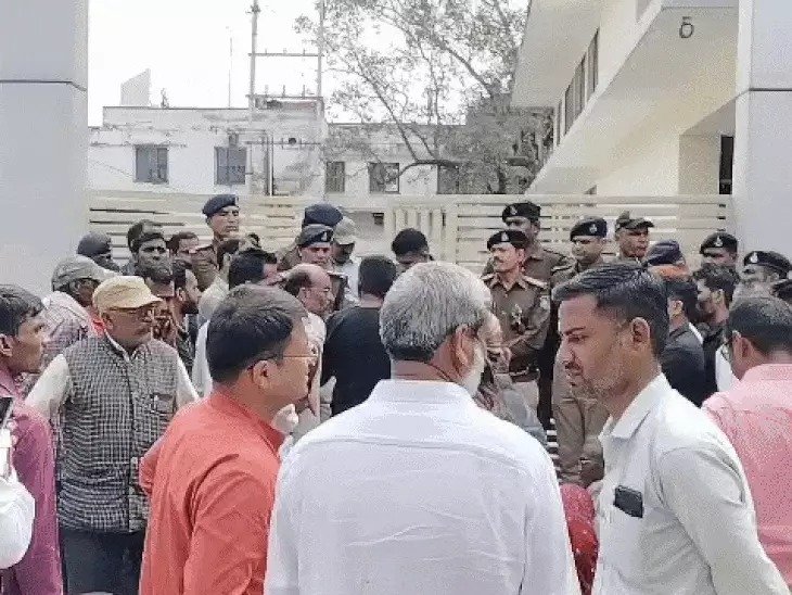 Rewa News: रीवा में जमीनी विवाद ने पकड़ा तूल 2 माह की बच्ची की मौत, आईजी कार्यालय के बाहर प्रदर्शन