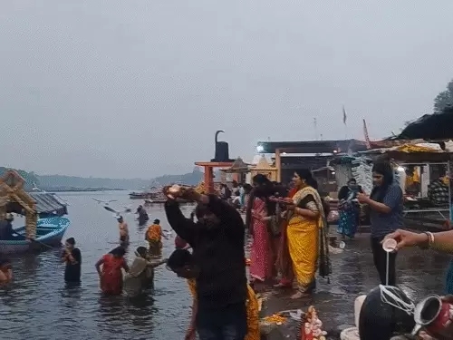 MP News: जबलपुर में माघ पूर्णिमा पर ग्वारीघाट में नर्मदा स्नान, ठंड के बीच उमड़ी भक्तों की भीड़
