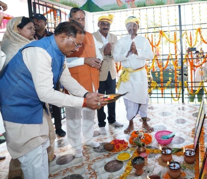CG News: बड़ादेव स्थापना कार्यक्रम में शामिल हुए CM विष्णु देव साय, वीर नारायण सिंह और रानी दुर्गावती को किया याद