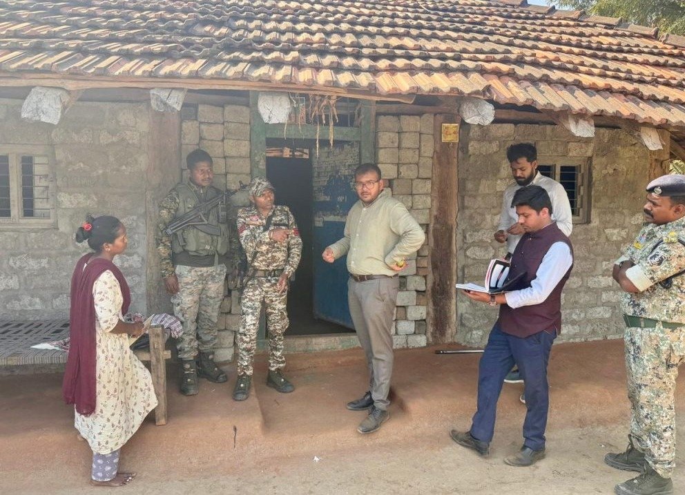 CG News: कलेक्टर और पुलिस अधीक्षक ने दौरे में ग्रामीणों तक पहुंचाया शासन का संदेश, रोजगार और स्व-सहायता समूहों को मिला समर्थन