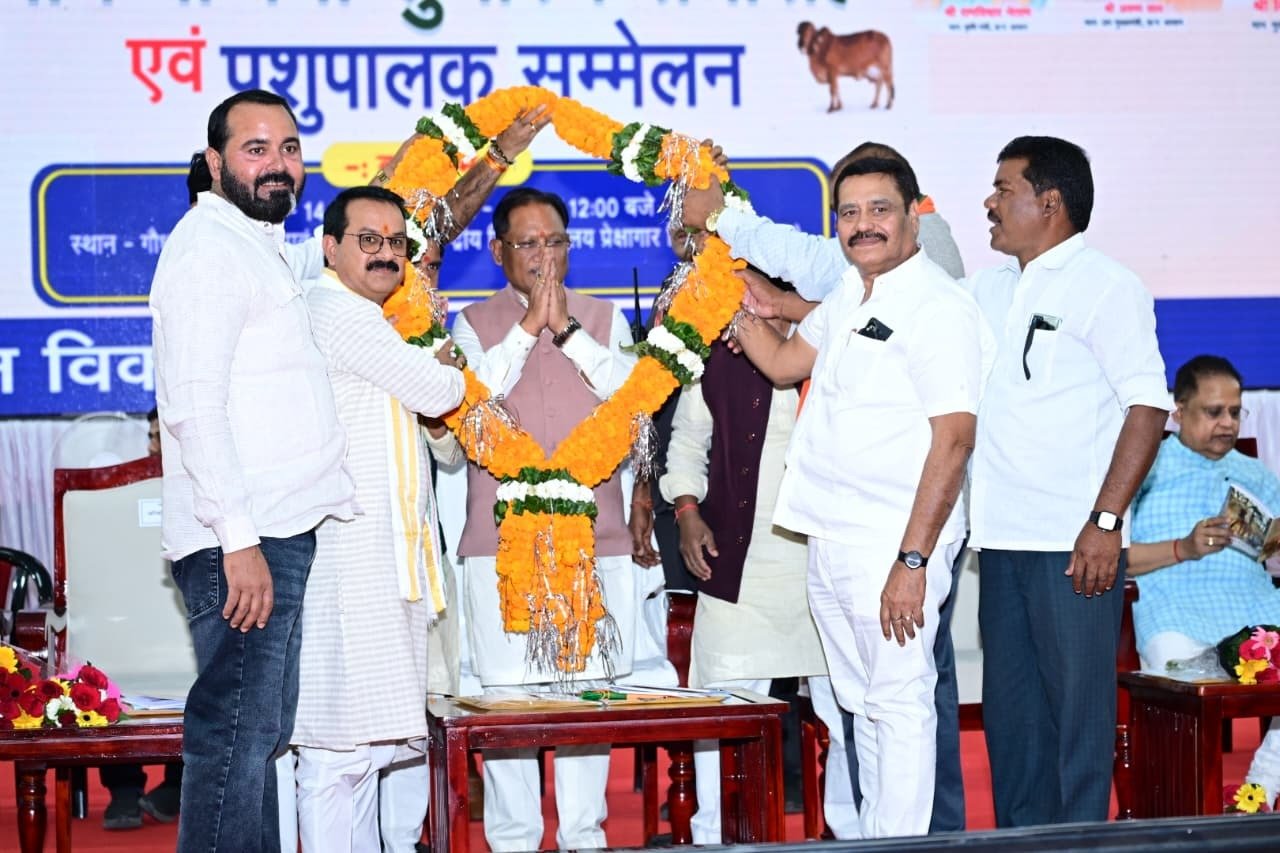 CG News: मुख्यमंत्री विष्णुदेव साय ने शुरू की सुरभि गौधाम योजना, गौसंरक्षण के साथ ग्रामीण अर्थव्यवस्था को मिलेगा नया आधार