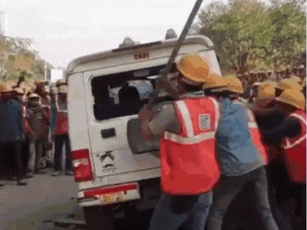 Singrauli News: सिंगरौली में अडाणी पावर प्लांट में बवाल, मजदूर की मौत पर फैली अफवाह के बाद तोड़फोड़ और आगजनी