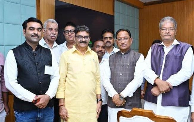 CG News: स्वतंत्रता सेनानी प्रतिनिधिमंडल ने सीएम साय की सौजन्य मुलाकात, परिवार सम्मान समारोह के लिए दिया आमंत्रण