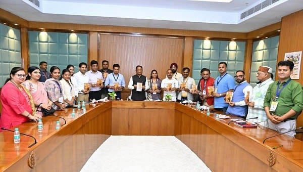 CG News: मुख्यमंत्री साय ने विमोचित की ‘मोदी के राज्य से लौटकर’ पुस्तक, महिला पत्रकारों की गुजरात यात्रा पर आधारित