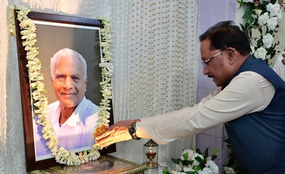 CG News: लोकतंत्र सेनानी महावीर प्रसाद जैन को CM विष्णु देव साय ने दी श्रद्धांजलि, परिजनों से मिलकर जताई संवेदना