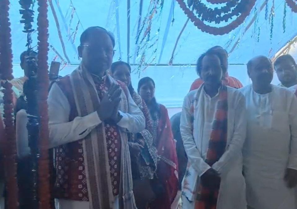 CG News: धार्मिक यात्रा पर CM विष्णुदेव साय, ओडिशा के कोमना वैष्णो देवी मंदिर में की पूजा-अर्चना