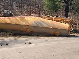 Sidhi News: सीधी में तेज रफ्तार बल्कर पलटा, चालक गंभीर रूप से घायल